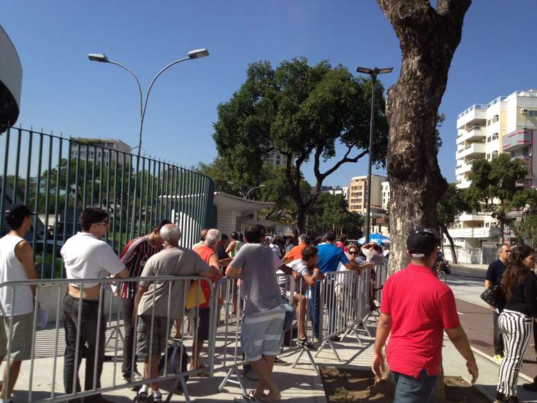 Filas longas se formaram no Maracanã nesta sexta 