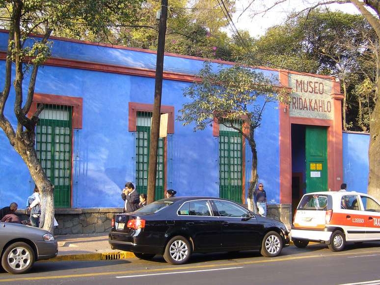 Localizada no bairro de Coyoacán, na Cidade do México, a casa onde Frida Kahlo nasceu e produziu boa parte de sua obra foi transformada em museu em 1958 e hoje é um dos principais pontos turísticos da capital