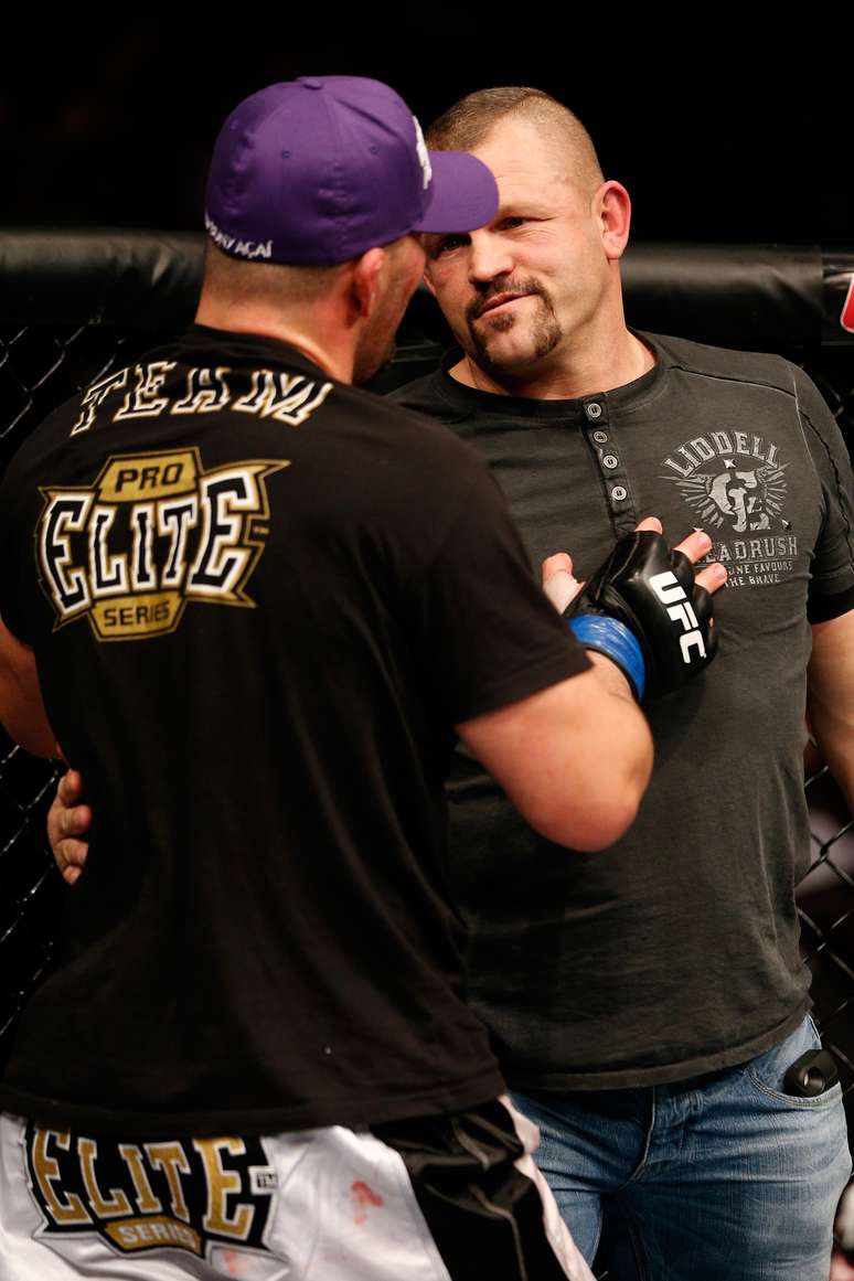 <p>Glover cumprimenta Chuck Liddell, que ele considera um dos melhores de todos os tempos</p>