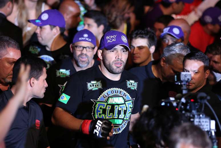 <p>Após a derrota Lyoto Machida, o brasileiro Glover Teixeira ficou mais próximo de disputar o cinturão dos meio-pesados</p>