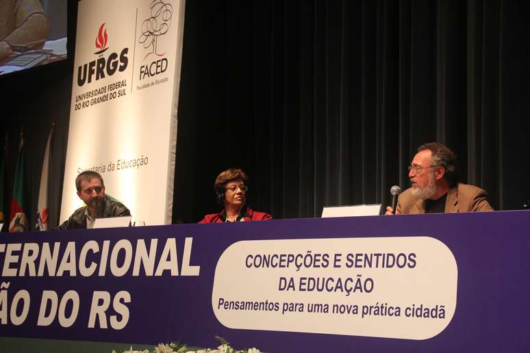 Michael Apple (dir.) fez a palestra de abertura do Seminário de Educação do Rio Grande do Sul