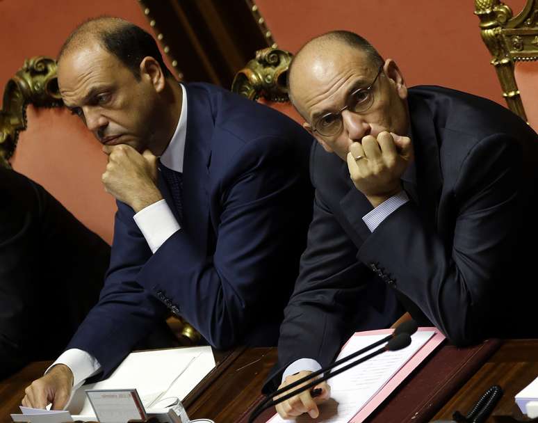 Angelino Alfano (esq.) e o premiê Enrico Letta participam de sessão do Senado, em Roma, nesta sexta