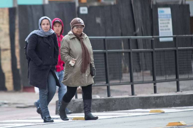 Casacos, mantas e gorros ajudaram a proteger do frio aqueles que precisaram sair cedo nesta sexta-feira em Porto Alegre (RS)