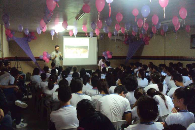 A Escola Professor Trajano de Mendonça, balões e cartazes decoram a Semana Rosa e Lilás