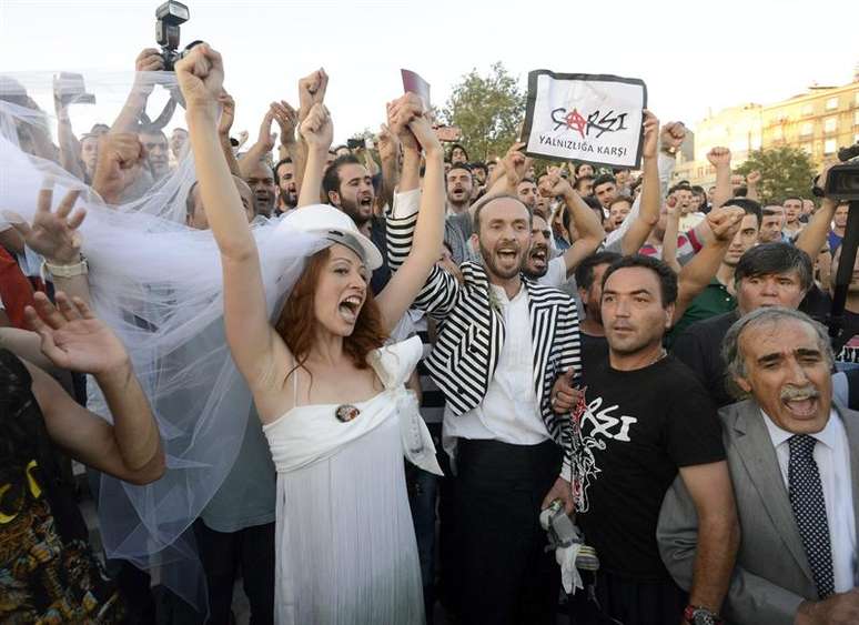 <p>Casal participou de protestos contra o governo em meio &agrave; cerim&ocirc;nia de&nbsp;casamento</p>