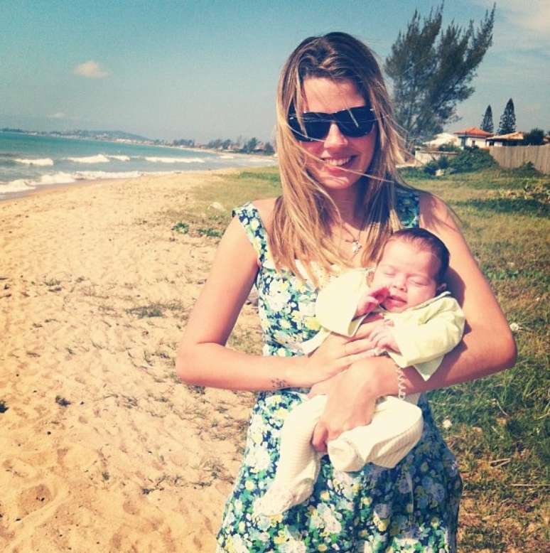 <p>Debby posa com a filha, Maria Eduarda, na primeira viagem da menina</p>