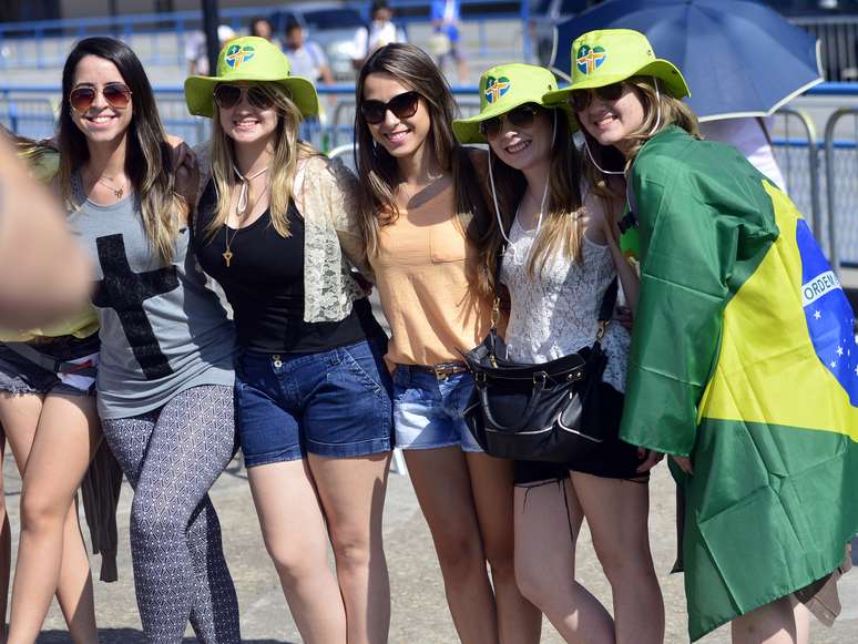 Jovens comparecem ao Sambódromo, no Rio de Janeiro, para retirarem seus kits da Jornada Mundial da Juventude