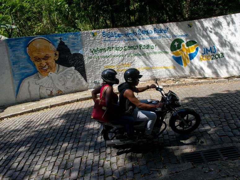 Ele vai passar pelo seminário de São José e poderá ver um grande mural pintado com sua figura, ao lado de uma inscrição que diz "Bienvenido Santo Padre"