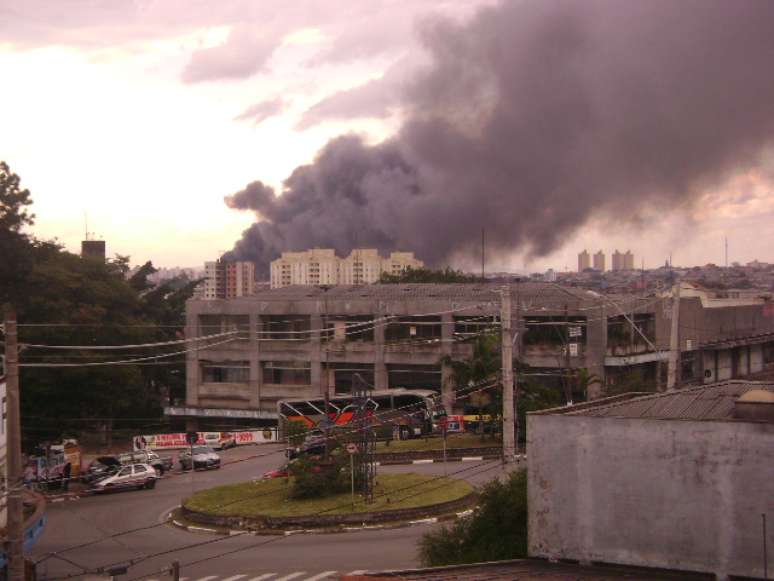 De longe era possível observar a fumaça causada por incêndio em galpão na zona leste de São Paulo