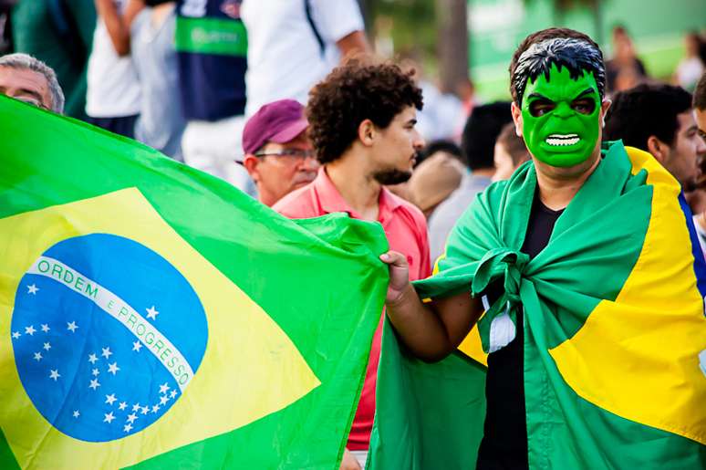 <p>Manifestante com máscara do Hulk protesta pelas ruas de Natal, no Rio Grande do Norte</p>