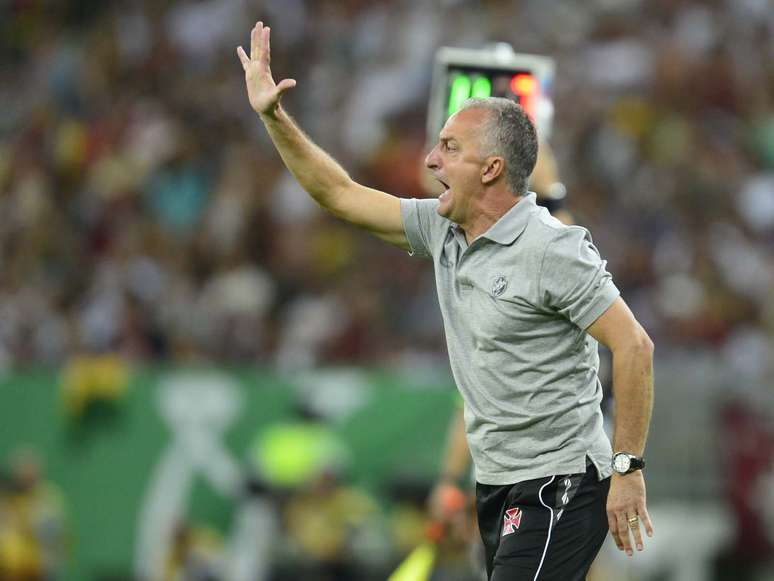 <p>Dorival pediu para a torcida n&atilde;o se empolgar tanto, porque n&atilde;o pode se contentar com pouco</p>