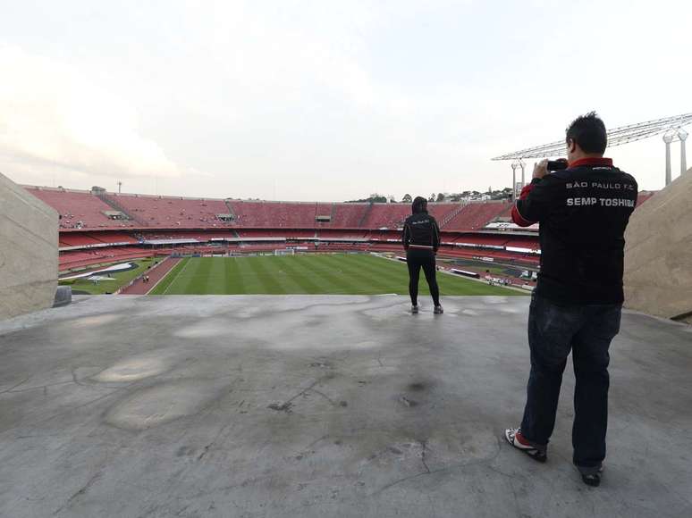 <p>Em crise, o São Paulo teve mais dia trágico neste sábado: o Morumbi ficou esvaziado, e os poucos torcedores que foram ao estádio viram a equipe sofrer uma derrota por 3 a 0 pelo Cruzeiro, com três gols do ex-palmeirense Luan. Não faltaram vaias e xingamentos por parte do público minguado nas arquibancadas</p>