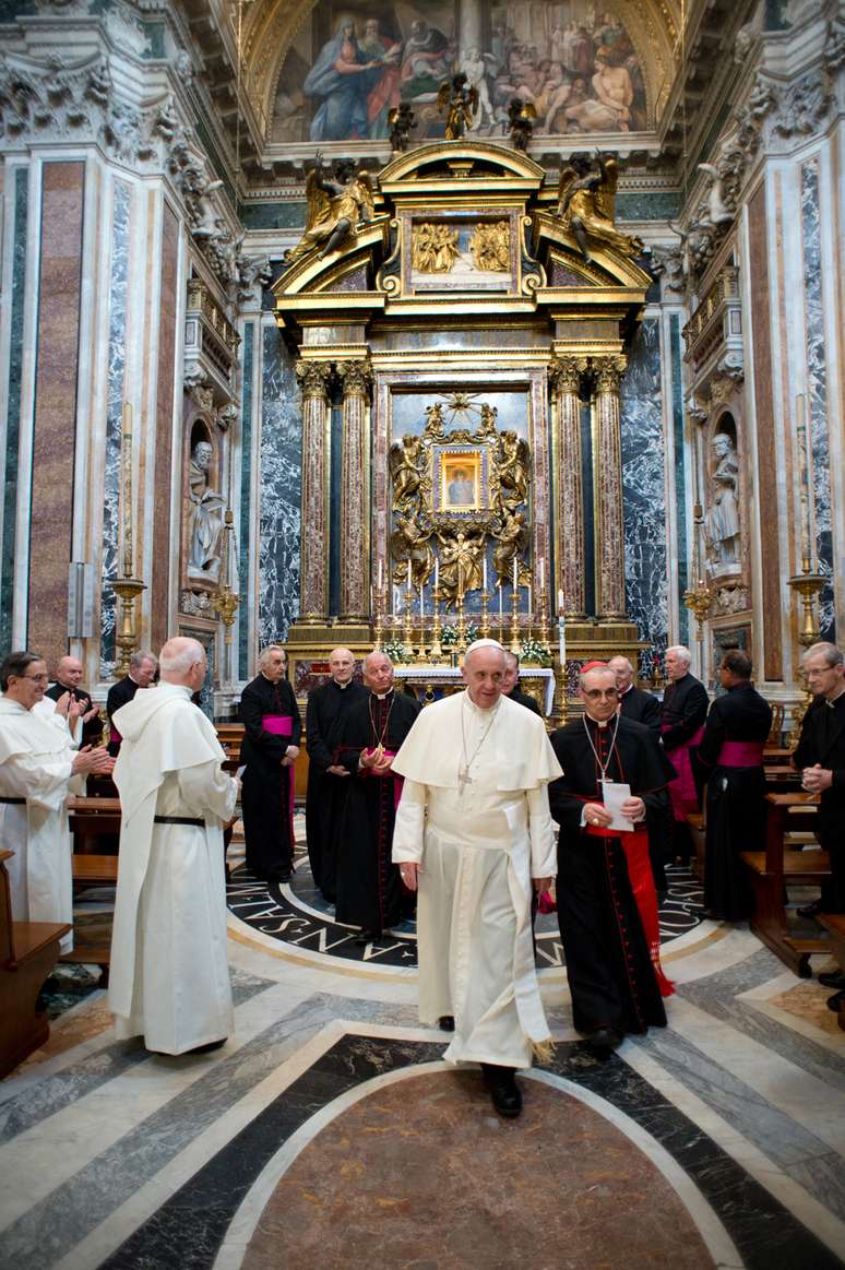 Papa deve defender que Igreja deixe a sacristia e vá para a rua, ao encontro dos mais pobres