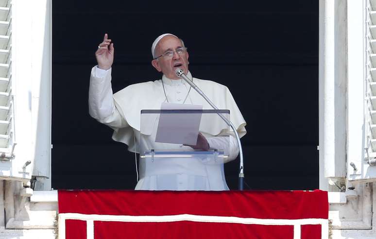 <p>Papa Francisco reza o Ângelus antes de desembarcar no Brasil em sua primeira viagem oficial como pontífice</p>