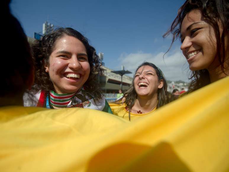 Mexicana é cercada pelas peregrinas e ganha abraço