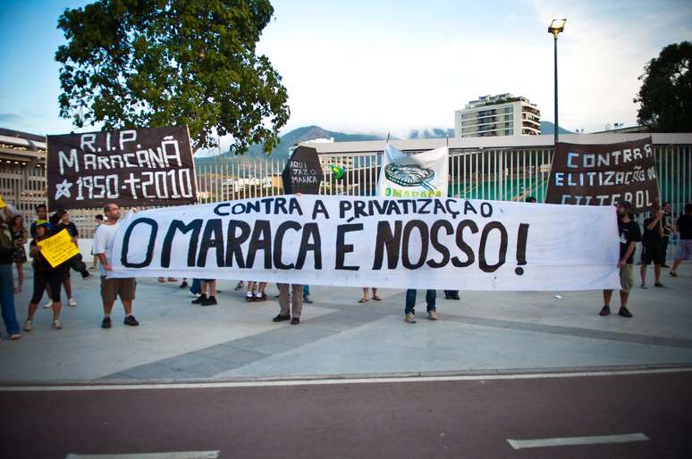 Manifestantes se reuniram na entrada do Maracanã neste domingo