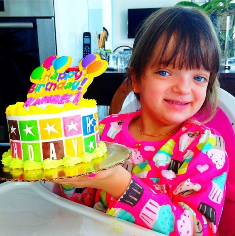 Na manhã deste domingo (21), Ticiane publicou foto de Rafinha com um bolo de aniversário bem colorido. Hoje ela completa 4 anos