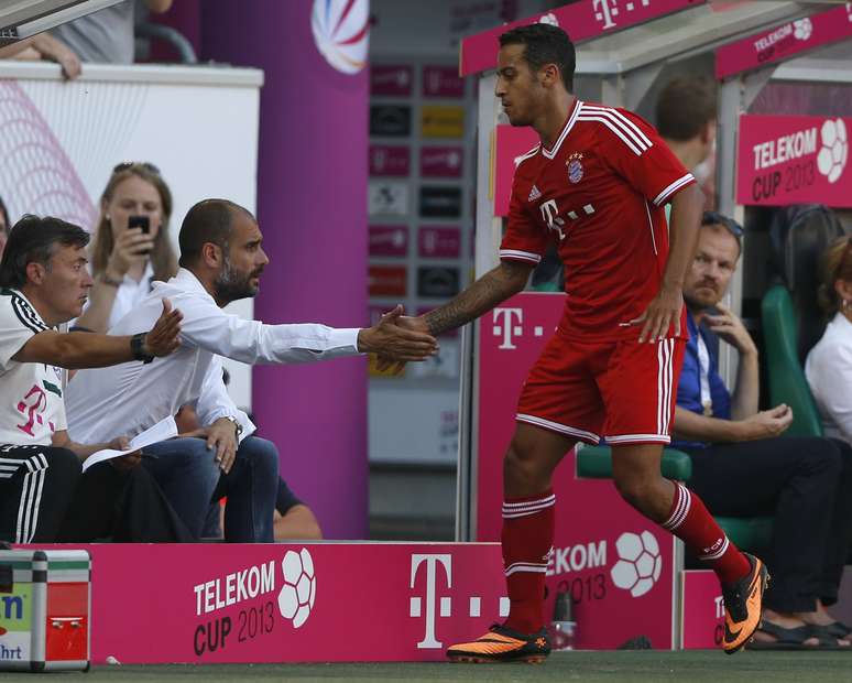 <p>Um dos destaques do jogo, Thiago Alcântara comemora gol do Bayern com o técnico Guardiola</p>