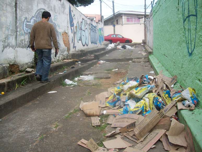 <p>Lixo e calçadas esburacadas eram problemas constantes de viela na zona sul da cidade</p>