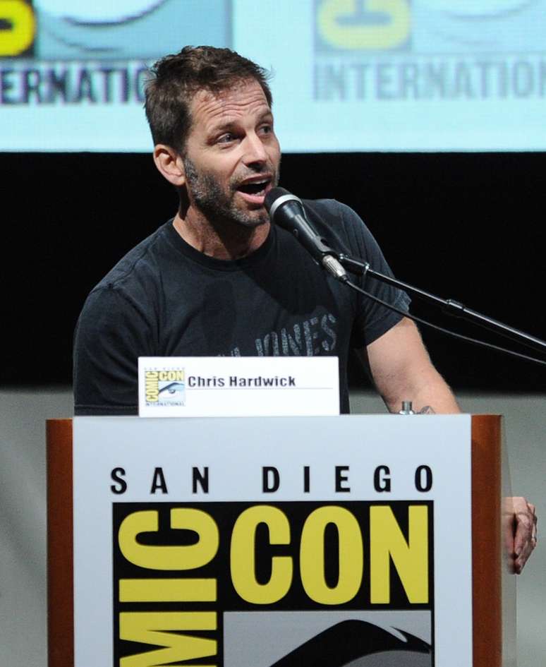 <p>Zack Snyder faz anúncio durante a evento realizado na feira Comic-Con, em San Diego, neste sábado</p>