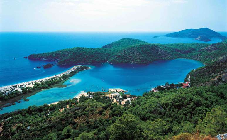 <p><strong>1.&nbsp;Oludeniz, Turquia</strong><br />Pequeno vilarejo de&nbsp;frente para o&nbsp;Mar Egeu, Oludeniz oferece um espet&aacute;culo fascinante com suas &aacute;guas com diferentes tons&nbsp;de azul frente &agrave; areia branca das praias</p>