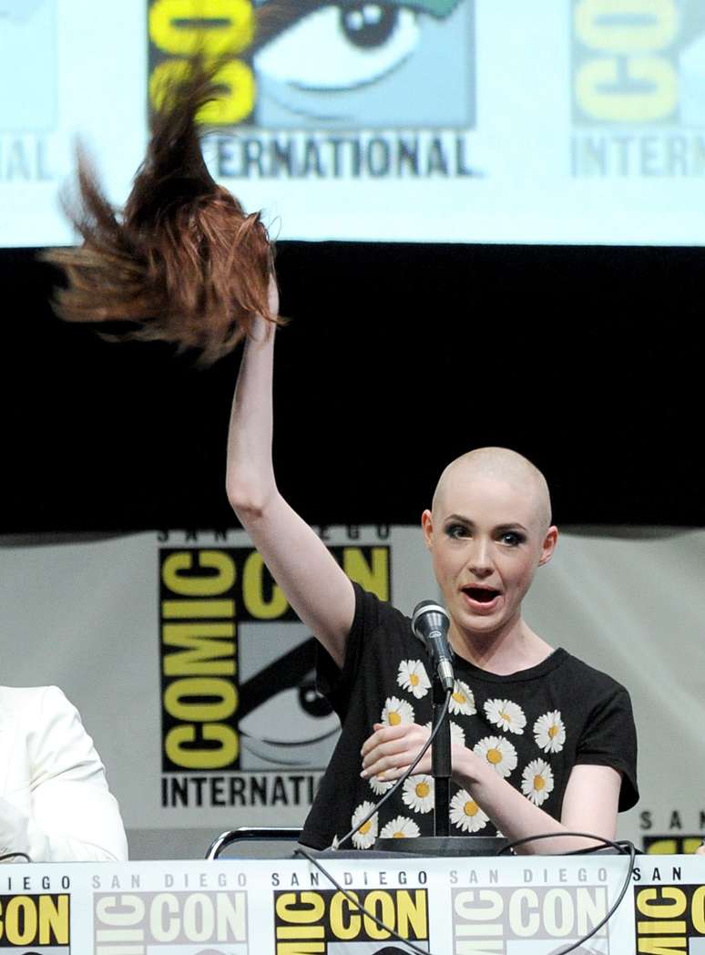 Karen Gillan participou da Comic-Con no último sábado (20), nos Estados Unidos. A atriz de 'Guardiões da Galáxia' surpreendeu ao aparecer com a cabeça raspada