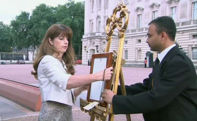 Anúncio oficial é colocado em frente ao Palácio de Buckingham, em Londres
