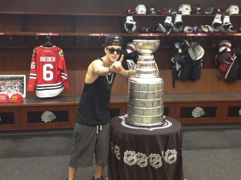 Cantor posa ao lado da Stanley Cup e ganha uma camisa dos Blackhawks com seu nome