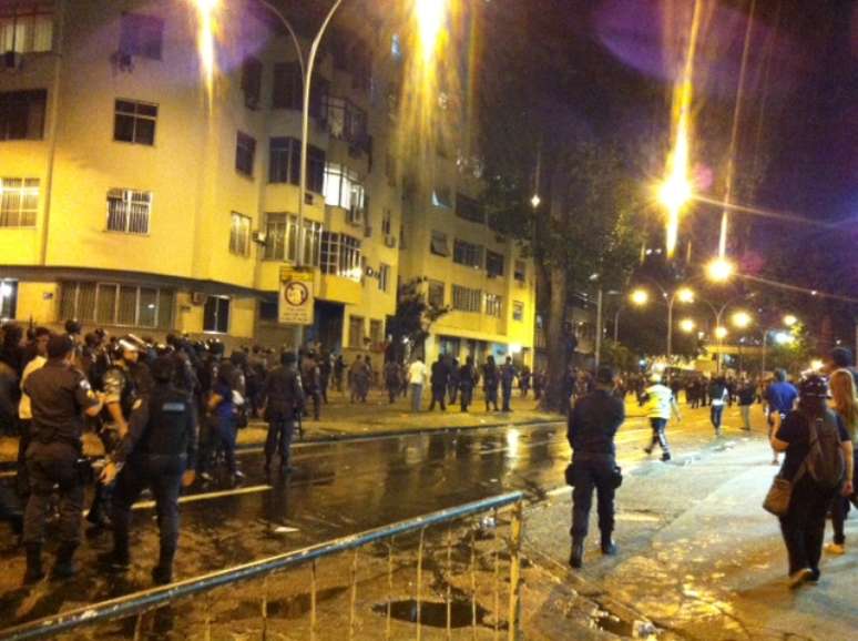 Policiais e manifestantes entram em confronto durante protesto nesta segunda-feira