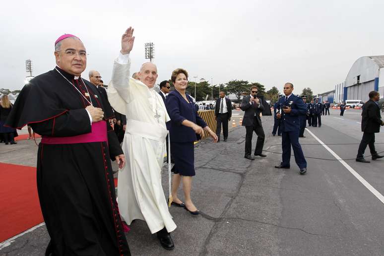 <p>Papa acena para o público na chegada ao Rio, na Base Aérea do Galeão</p>