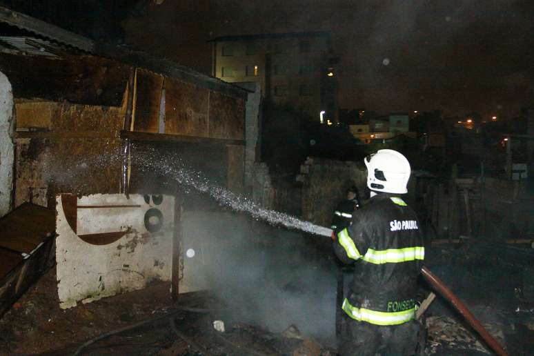 Bombeiros combatem incêndio em Carapicuíba, na Grande São Paulo
