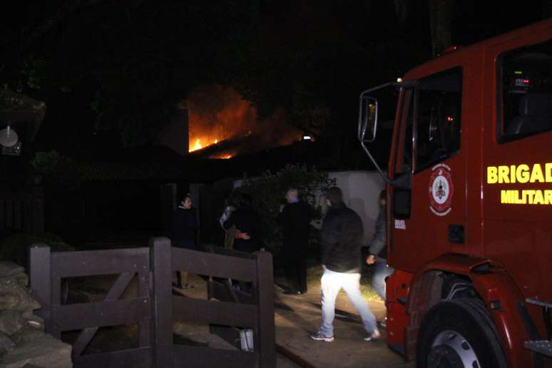 Bombeiros combatem incêndio na casa do empresário