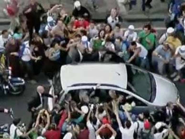 Seguranças têm trabalho para conter população; papa Francisco pediu para desfilar em carro comum com vidro aberto 