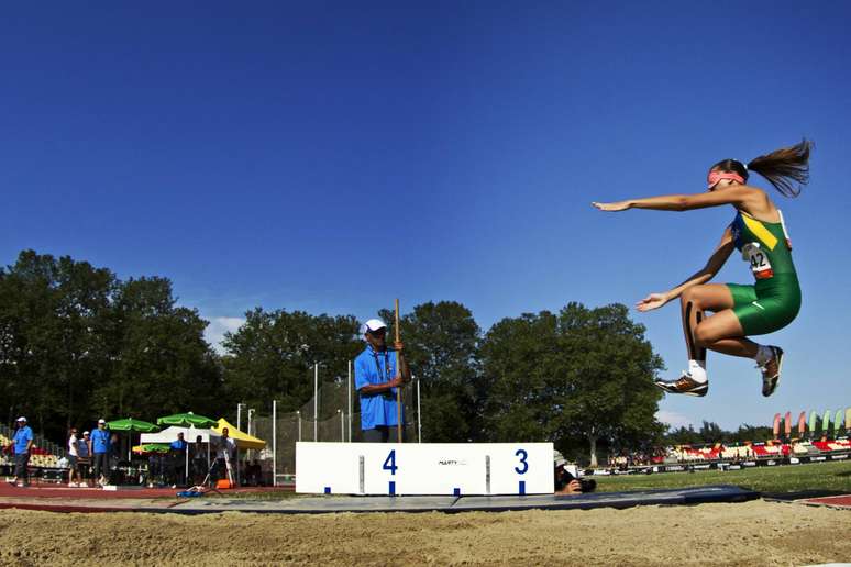 Lorena Spoladore conquistou o ouro do salto em distância T11