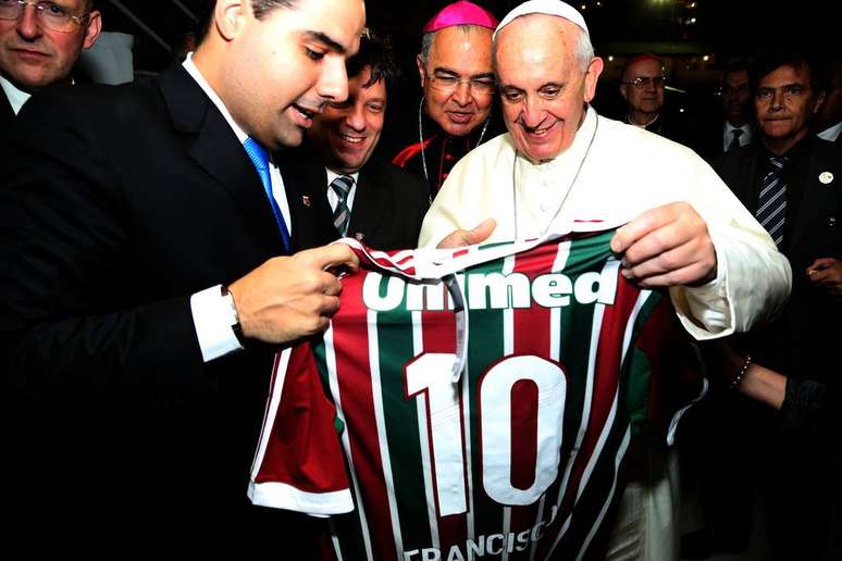 <p>Ao desembarcar de helic&oacute;ptero nas Laranjeiras, papa Francisco recebeu camiseta do Fluminense com seu nome estampado &agrave;s costas</p>