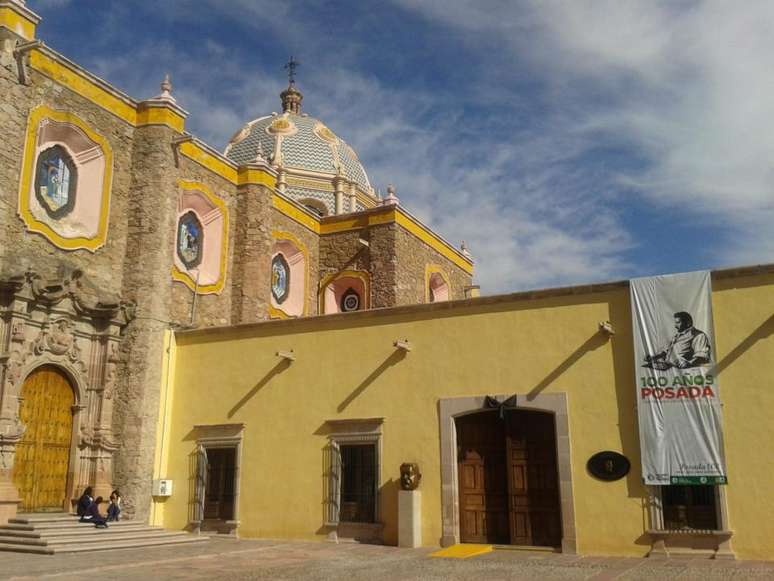 O Museu José Guadalupe Posada, em Aguascalientes, presta homenagem a um dos artistas mais importantes do México. Ele é o pai da caveira Catrina, personagem criada na década de 1910 como uma sátira dos mexicanos que não valorizavam sua própria cultura. A figura fez tanto sucesso que se tornou um símbolo nacional 