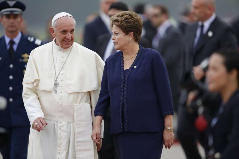 <p>O papa Francisco foi recebido pela presidente Dilma Rousseff ao desembarcar na Base Aérea do Galeão</p>