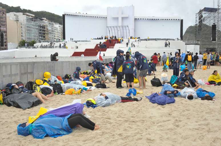 <p>Fiéis esperam pela missa na praia de Copacabana, no Rio de Janeiro</p>