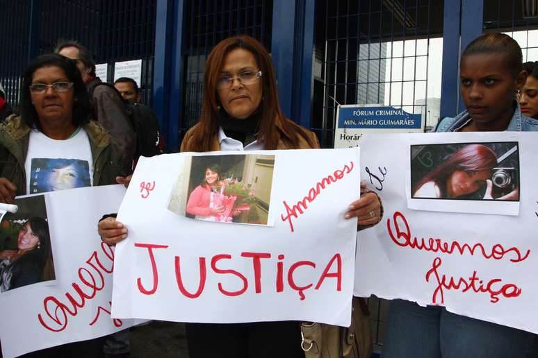 Mãe de Bianca, Marta (centro) pede Justiça em frente ao Fórum de Barra Funda, antes do julgamento de Sandro Dota