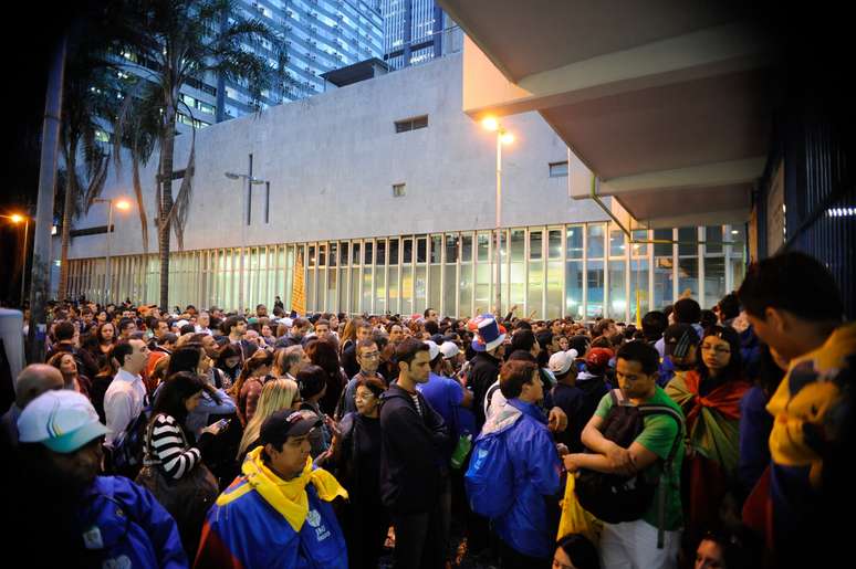 Multidão se aglomera em frente a estação do Metrô fechada por problema de energia no Rio