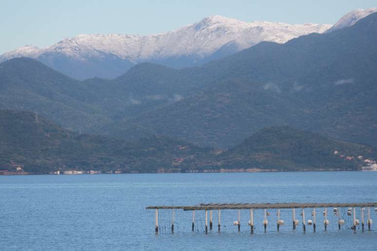 Morro do Cambirela, em Santa Catarina, ficou coberto de neve e pode ser visto da capital Florianópolis