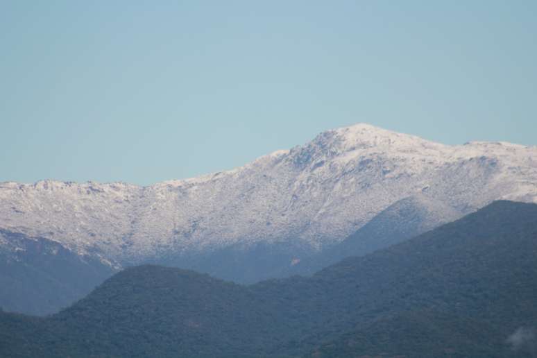 Morro do Cambirela, em Palhoça (SC), amanheceu coberto de neve e pode ser visualizado de Florianópolis