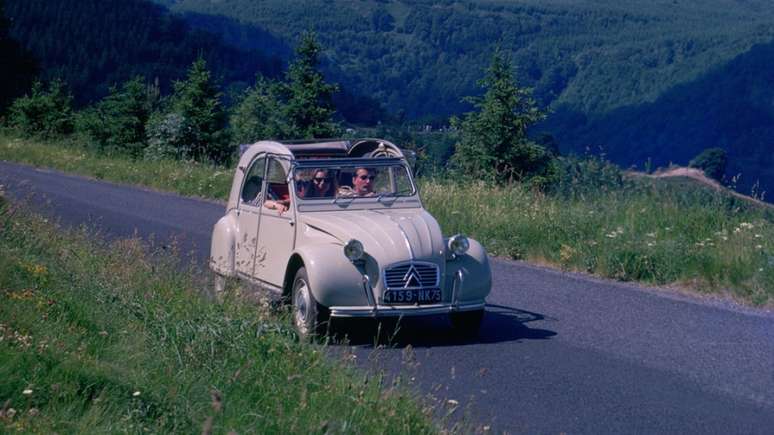 Citroën 2CV, un coche con historia, visita España