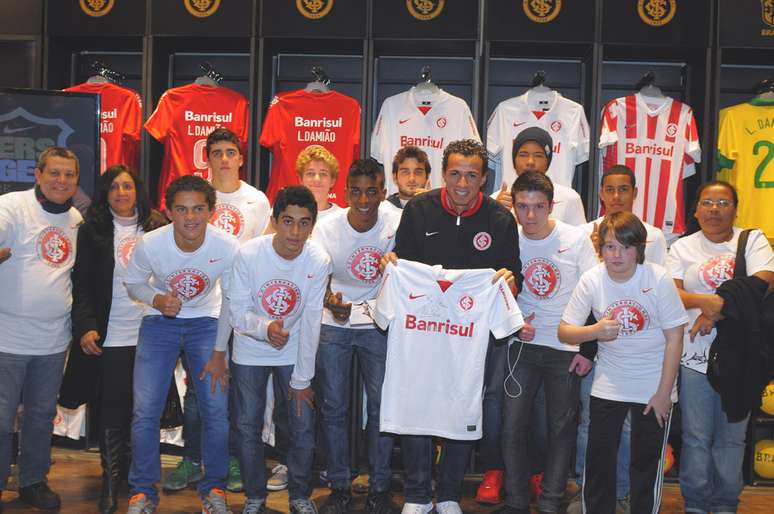<p>Atacante Leandro Damião apresentou a nova camisa no dia do aniversário do jogador, em uma loja de Porto Alegre</p>