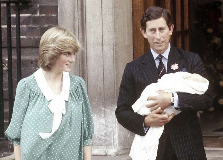 Na apresentação de William, o príncipe Charles posou com o filho nos braços