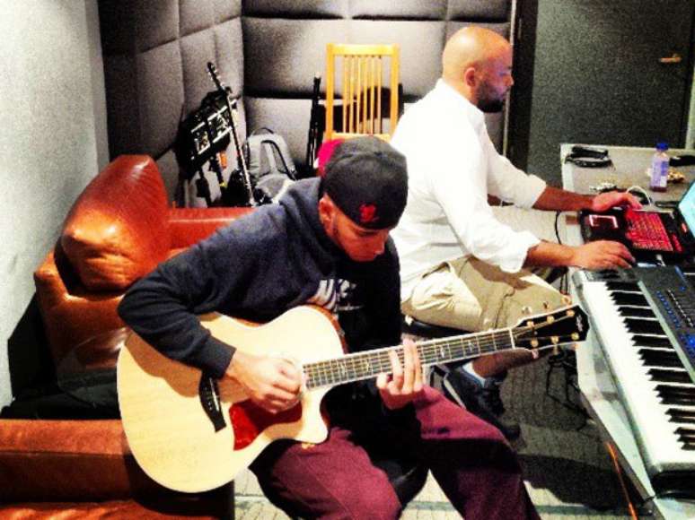 <p>Hamilton publicou imagem em que aparece tocando violão em um estúdio de gravação</p>