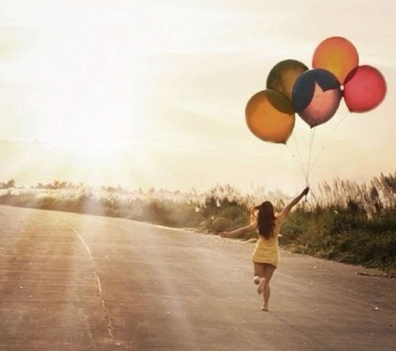 Cantora comemorou not&iacute;cia misteriosa com foto no Instagram; internautas suspeitam de gravidez