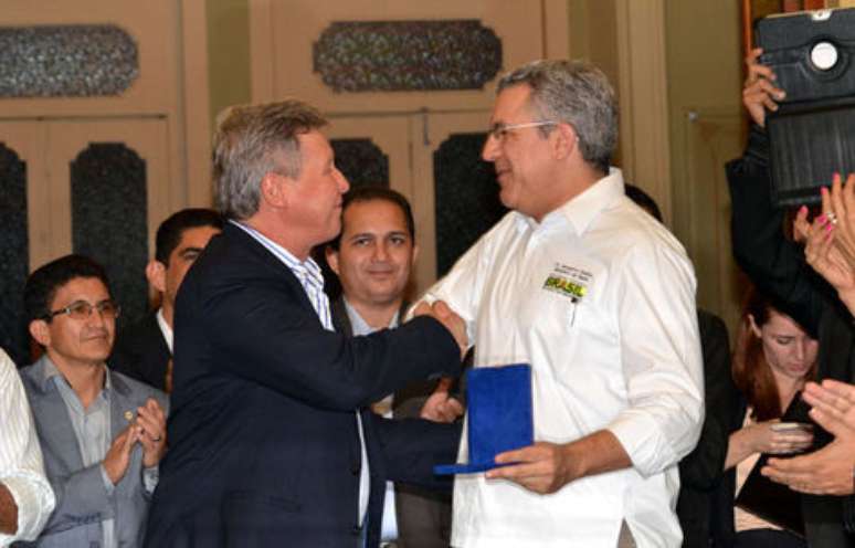 Ontem, o ministro da Sa&uacute;de (esq.) recebeu t&iacute;tulo de cidad&atilde;o de Manaus do prefeito da cidade, Artur Neto