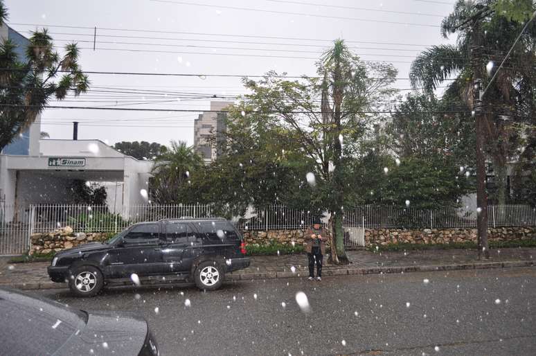 <p>Massa de ar polar intensa provocou neve em Curitiba nesta terça-feira</p>