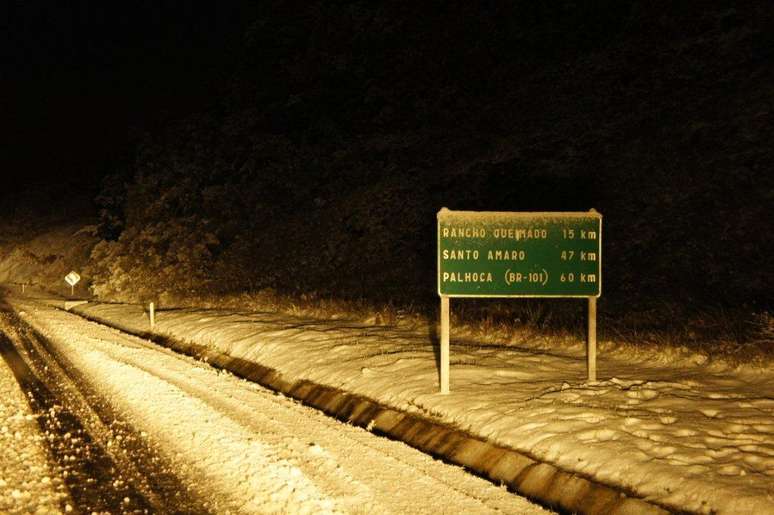 <p>Em Santa Catarina, rodovias chegaram a ser fechadas por causa da grande quantidade de neve que caiu </p>